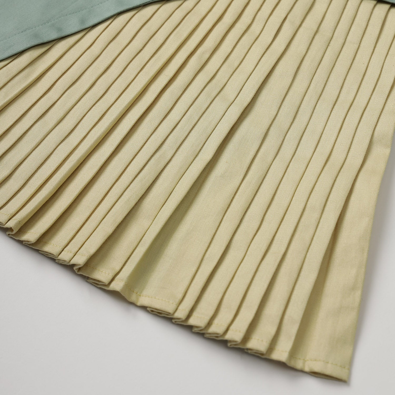 Pleated dress with collar