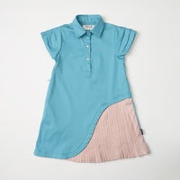 Pleated dress with collar
