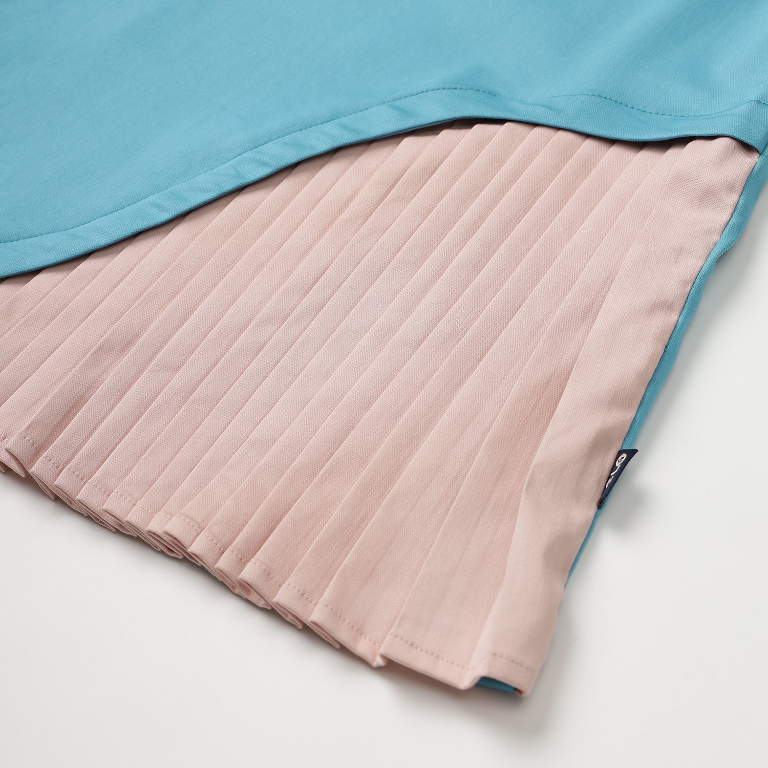 Pleated dress with collar