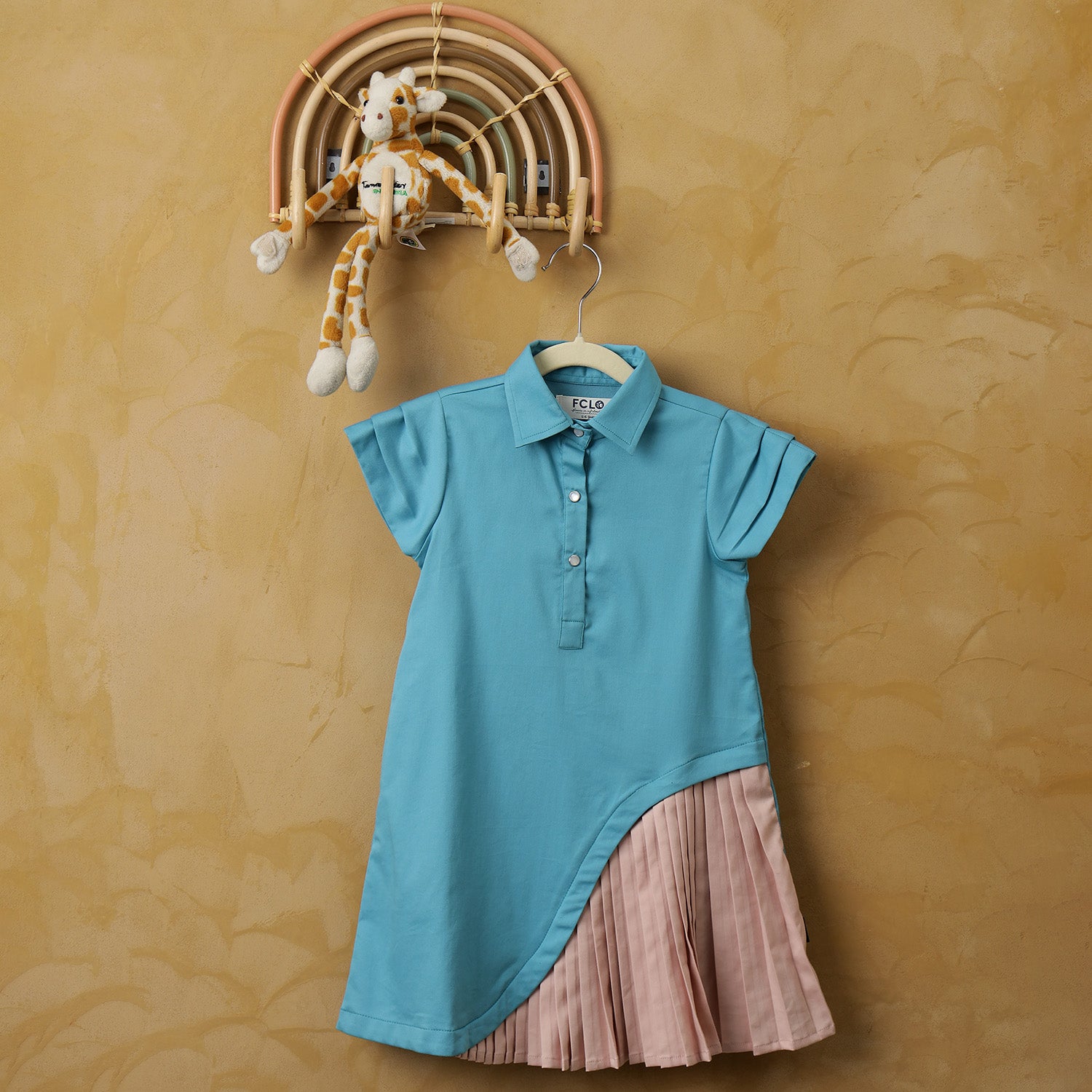 Pleated dress with collar