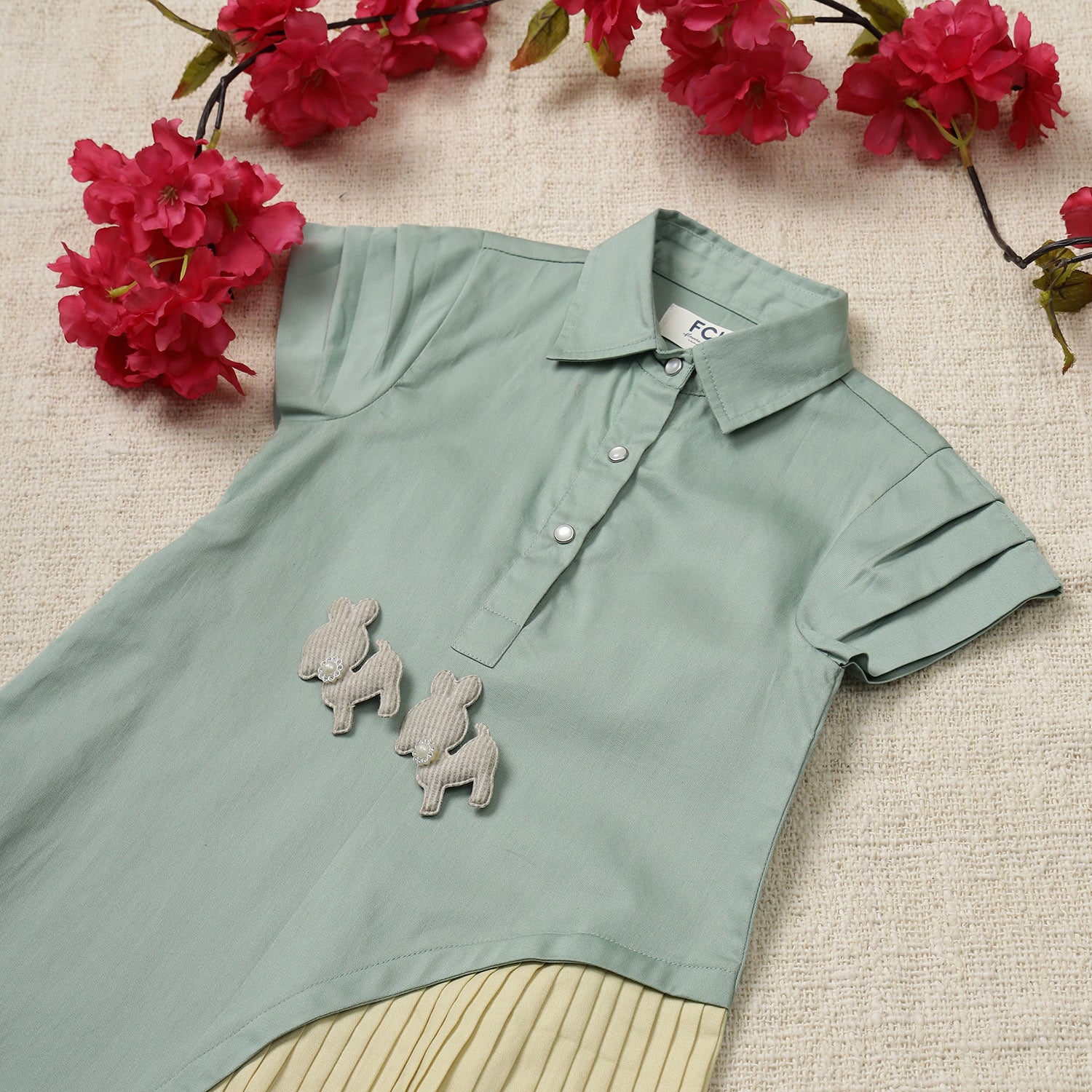 Pleated dress with collar