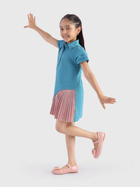 Pleated dress with collar