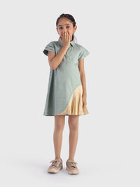 Pleated dress with collar